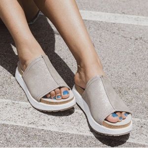 NWT OTBT Grey Pewter Wayside Wedge Size 8